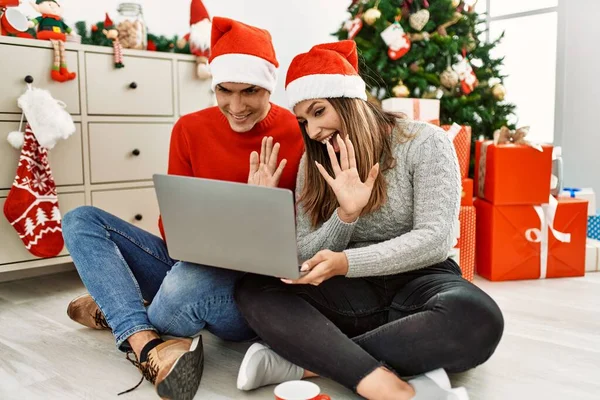 Pareja Joven Sonriendo Feliz Usando Sombrero Navidad Sentado Suelo Con —  Fotos de Stock