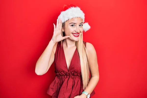 Chica Rubia Joven Con Sombrero Navidad Sonriendo Con Mano Sobre —  Fotos de Stock