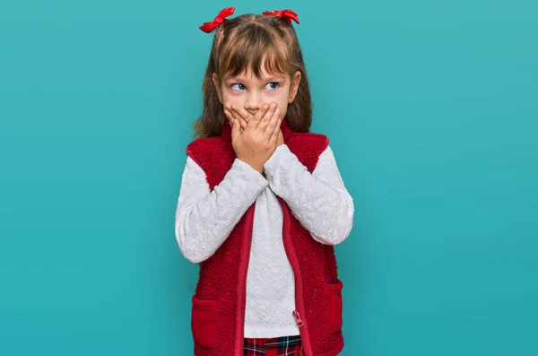 Klein Blank Meisje Kind Draagt Casual Kleding Geschokt Bedekken Mond — Stockfoto