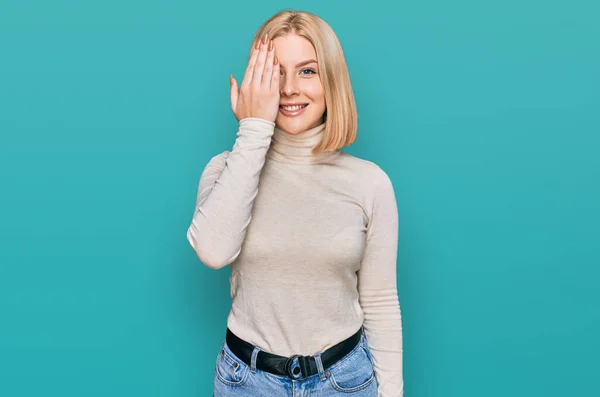 Ung Blond Kvinna Bär Casual Kläder Täcker Ena Ögat Med — Stockfoto