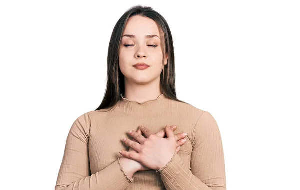 Mujer Hispana Joven Vistiendo Ropa Casual Sonriendo Con Las Manos — Foto de Stock