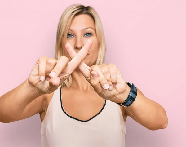 中年白人女性穿着休闲装 拒绝表情 用手指做阴性手势 — 图库照片