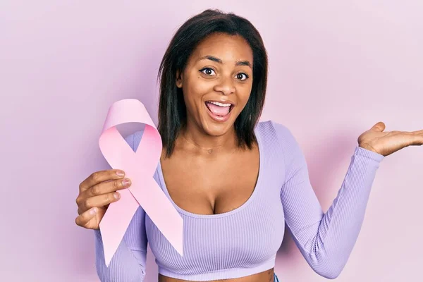 Giovane Ragazza Afroamericana Che Tiene Nastro Rosa Del Cancro Celebrando — Foto Stock