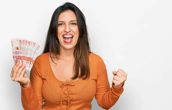 Mulher Hispânica Bonita Segurando Pesos Colombianos Notas Gritando Orgulhoso Celebrando — Fotografia de Stock