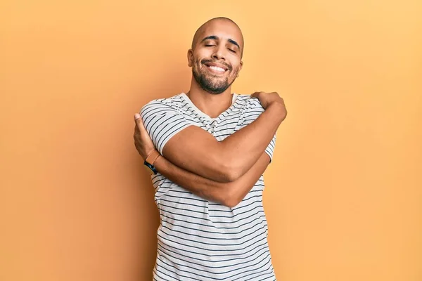 Ispanico Uomo Adulto Indossa Abiti Casual Abbracciandosi Felice Positivo Sorridente — Foto Stock