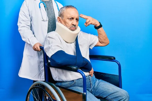 Bonito Homem Idoso Com Barba Sentado Cadeira Rodas Com Pescoço — Fotografia de Stock