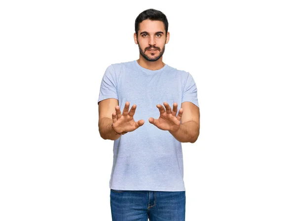 Junge Hispanische Mann Lässiger Kleidung Angst Und Angst Mit Angst — Stockfoto