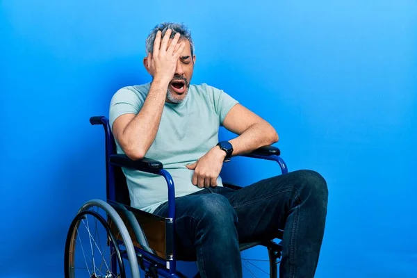 Schöner Mann Mittleren Alters Mit Grauen Haaren Der Rollstuhl Sitzt — Stockfoto