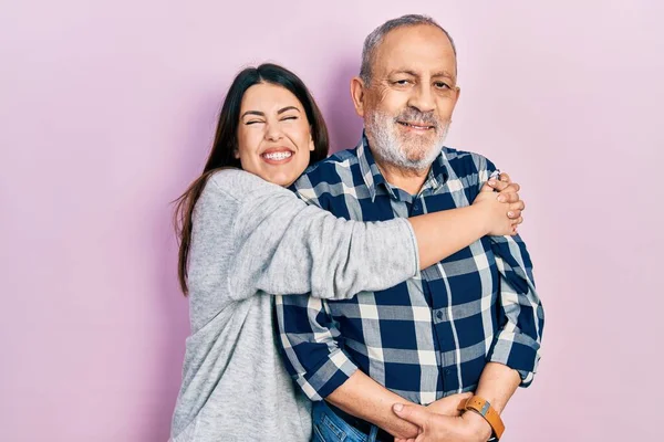 Ung Brunett Kvinna Och Senior Man Står Över Rosa Bakgrund — Stockfoto