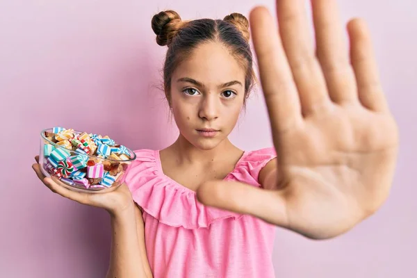 Красивая Брюнетка Маленькая Девочка Держит Банку Полную Сахарных Конфет Открытой — стоковое фото