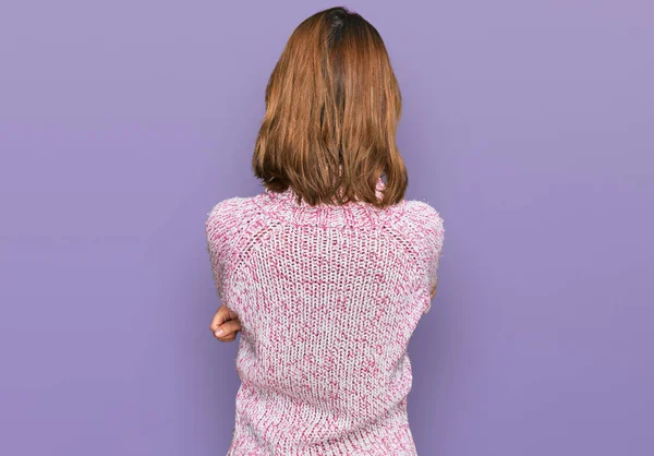 스웨터를 코카서스 소녀가 바라보며 — 스톡 사진