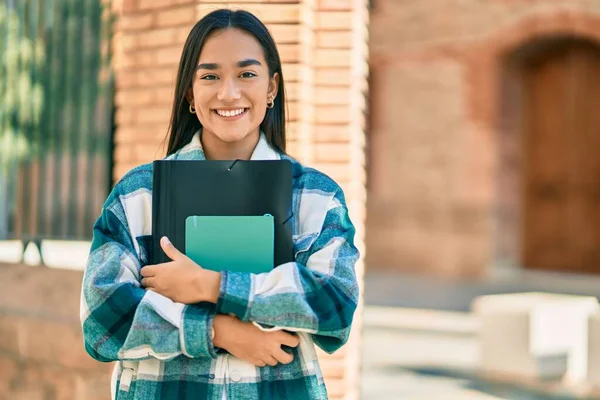 Giovane Studentessa Latina Sorridente Felice Tenuta Cartella Città — Foto Stock