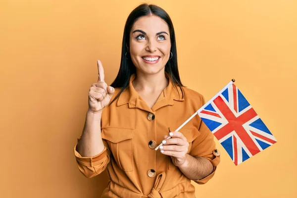 Birleşik Krallık Bayrağını Tutan Genç Esmer Kadın Bir Fikir Veya — Stok fotoğraf