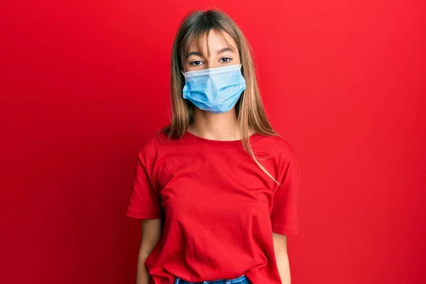 Menina Branca Adolescente Usando Máscara Médica Com Expressão Séria Rosto — Fotografia de Stock