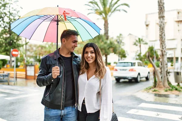 Jovem Casal Sorrindo Feliz Segurando Guarda Chuva Cidade — Fotografia de Stock