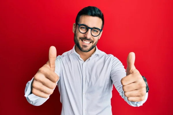 Jovem Empresário Hispânico Vestindo Camisa Óculos Aprovando Fazer Gesto Positivo — Fotografia de Stock