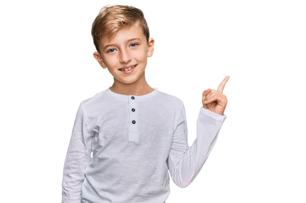 Pequeño Niño Caucásico Con Ropa Casual Con Una Gran Sonrisa — Foto de Stock