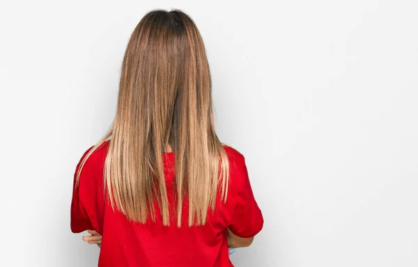 Adolescente Caucasiano Menina Vestindo Casual Vermelho Shirt Para Trás Olhando — Fotografia de Stock