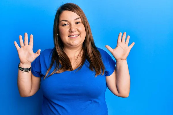 Güzel Esmer Cüsseli Bir Kadın Günlük Mavi Tişört Giyer Parmaklarıyla — Stok fotoğraf