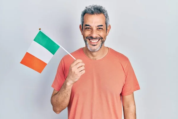 Snygg Medelålders Man Med Grått Hår Håller Ireland Flaggan Ser — Stockfoto