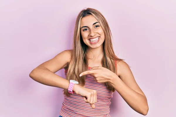 Hermosa Mujer Hispana Vistiendo Camiseta Verano Casual Con Prisa Apuntando —  Fotos de Stock