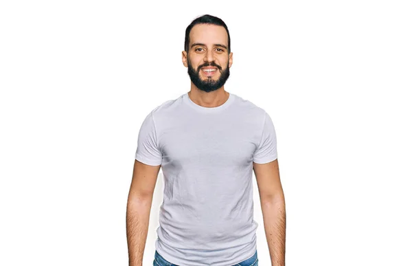 Giovane Con Barba Che Indossa Casual Shirt Bianca Con Sorriso — Foto Stock