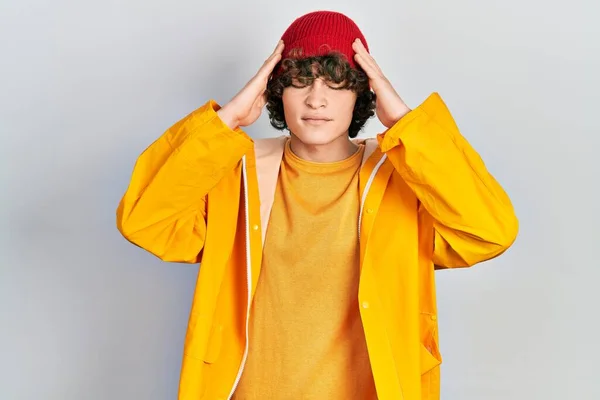 Przystojny Młody Człowiek Żółtym Płaszczu Cierpiący Ból Głowy Zdesperowany Zestresowany — Zdjęcie stockowe