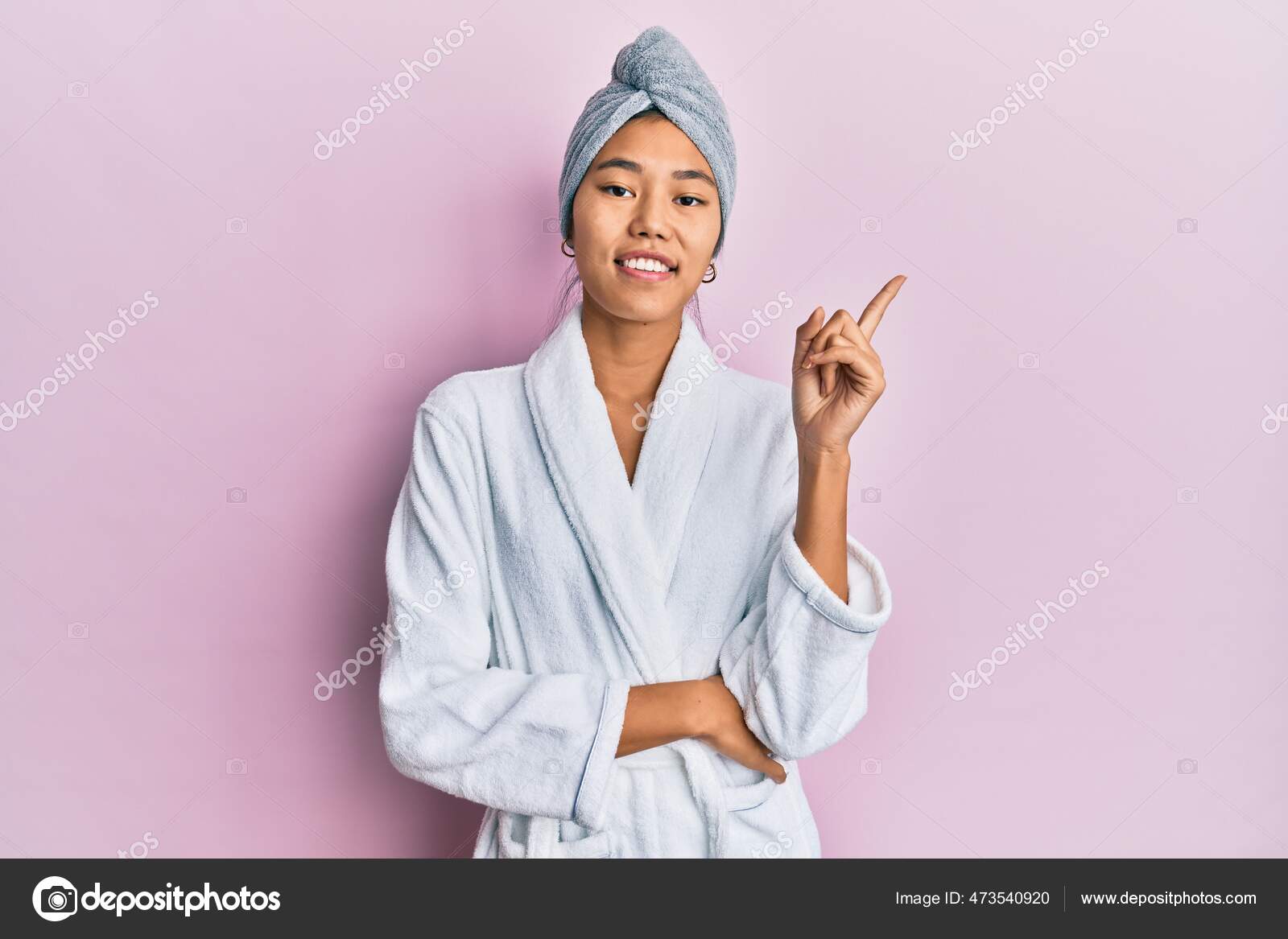 Jeune Femme Chinoise Portant Bonnet Serviette Douche Peignoir Avec Grand Photo de stock par Krakenimages 473540920