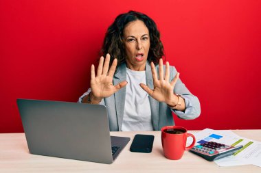 Ofiste çalışan orta yaşlı güzel bir kadın bir fincan kahve içiyor. Avuçlarıyla jestleri durduruyor. Öfkeli ve sinirli bir ifade takınıyor. 