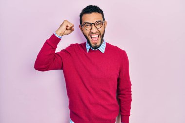 Sakallı, iş gömleği giyen, gözlüklü kızgın, kızgın, sinirli ve öfkeliyken öfkeyle bağıran bir İspanyol. öfke ve agresif konsept. 