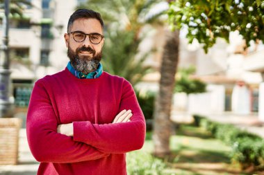 Genç İspanyol yönetici şehirde kollarını kavuşturup gülümsüyor..