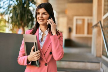 İş telefonunda konuşan orta yaşlı bir iş kadını.