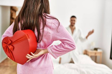 Genç İspanyol kadın yatak odasında sevgilisine sevgililer günü hediyesiyle sürpriz yapıyor..