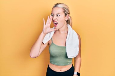 Spor kıyafetleri ve havlu giymiş genç sarışın kız el ele tutuşarak bağırıyor ve bağırıyordu. iletişim konsepti. 