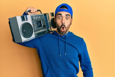 Kasetçalar tutan genç İspanyol adam, korkmuş ve şaşırmış bir şekilde müzik dinliyordu. 