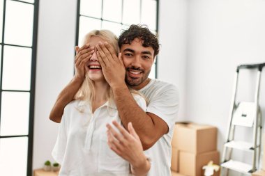 Adam yeni evinde sevgilisine sürpriz yapıyor..