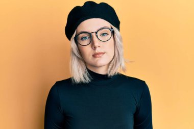 Fransız görünümlü, bereli genç sarışın kız yüzünde ciddi bir ifadeyle rahatlamış. Basit ve doğal bir şekilde kameraya bakıyorsun.. 