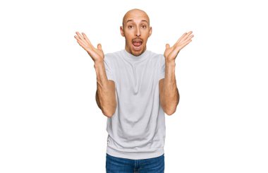 Dazlak beyaz tişörtlü kel adam çılgın kutlamalar yapıyor ve kolları açık, gözleri açık heyecanla haykırarak başarıyı kutluyor. Kazanan konsept 