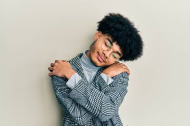 Afro saçlı, sıradan gözlüklü, mutlu, pozitif ve kendinden emin gülümseyen Afro-Amerikan genç adam. Sevgi ve özgüven. 