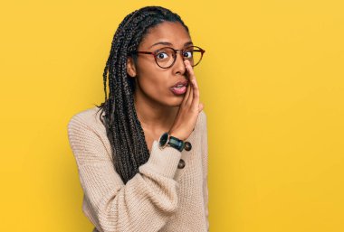 Afrika kökenli Amerikalı kadın, günlük kıyafetlerini giymiş, el ele tutuşmuş, gizli söylentiler yayıyor, kötü niyetli konuşmalar fısıldıyor. 