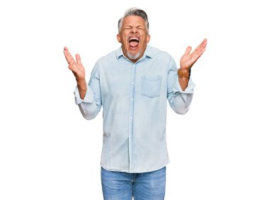 Orta yaşlı, gri saçlı, sıradan kıyafetler giyen, çılgın ve başarıyı kutlayan, kollarını kaldırmış, gözlerini kapatmış heyecanlı çığlıklar atan bir adam. Kazanan konsept 