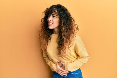 Mide bulantısı, acı verici bir hastalık yüzünden günlük giysiler giyen genç İspanyol kız. Ağrı kavramı. 