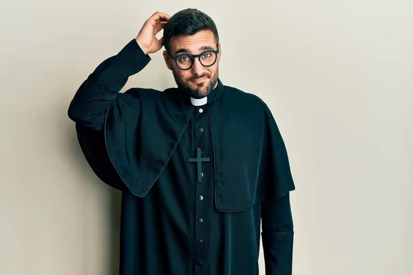 Junge Hispanische Männer Priesteruniform Die Vor Weißem Hintergrund Stehen Verwirren — Stockfoto