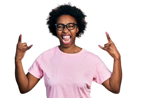 Afro Amerikaanse Vrouw Met Afrohaar Casual Kleding Een Bril Schreeuwend — Stockfoto