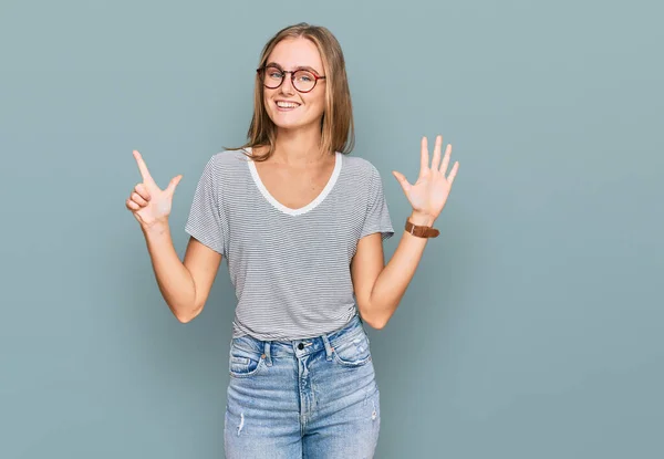 Vacker Ung Blond Kvinna Bär Casual Kläder Och Glasögon Som — Stockfoto