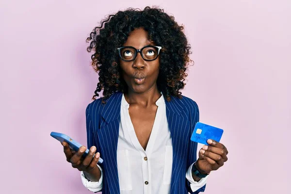 Joven Mujer Afroamericana Sosteniendo Teléfono Inteligente Tarjeta Crédito Haciendo Cara —  Fotos de Stock