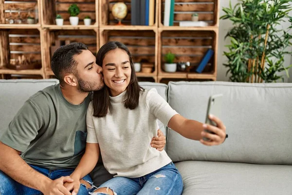 Młoda Latynoska Para Uśmiecha Się Szczęśliwa Robiąc Selfie Domu — Zdjęcie stockowe