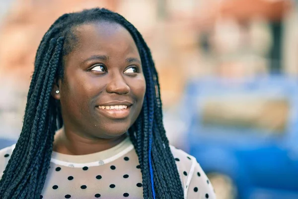 站在城里快乐地微笑着的年轻的非洲裔美国女人 — 图库照片
