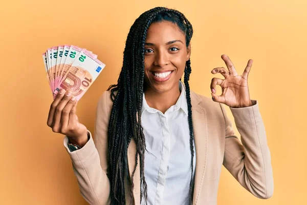 Afroamerikanerin Mit Zöpfen Hält Bündel Euro Banknoten Der Hand Winkt — Stockfoto