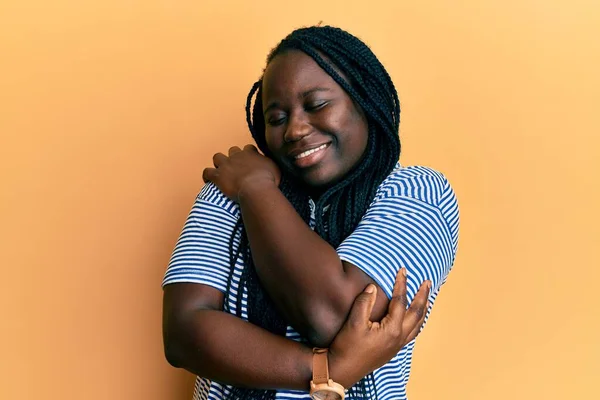 Jeune Femme Noire Avec Des Tresses Portant Des Vêtements Décontractés — Photo